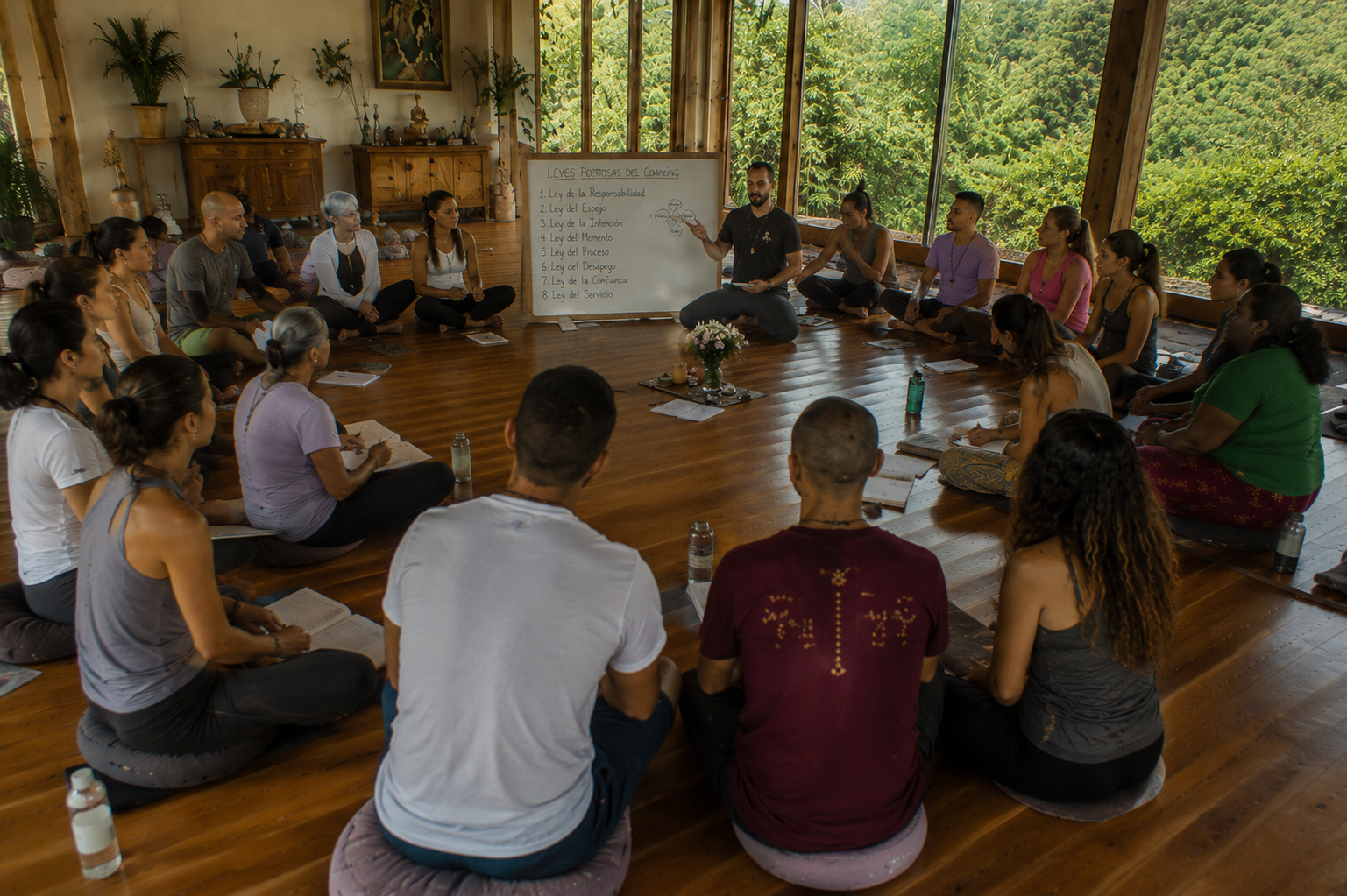 Participantes del retiro holístico de counseling disfrutando experiencias de sanación y bienestar