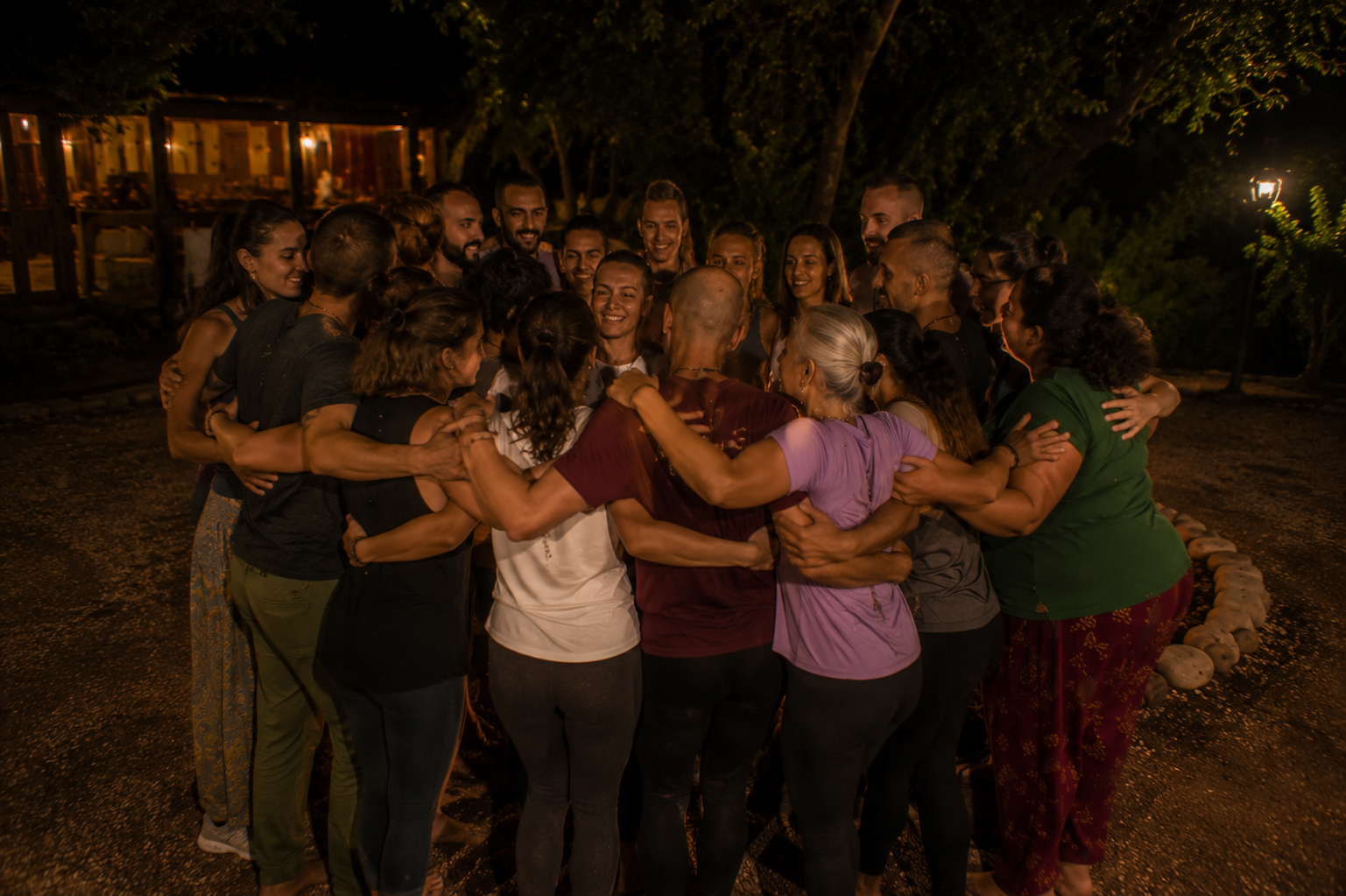 Participantes del retiro holístico de counseling disfrutando experiencias de sanación y bienestar
