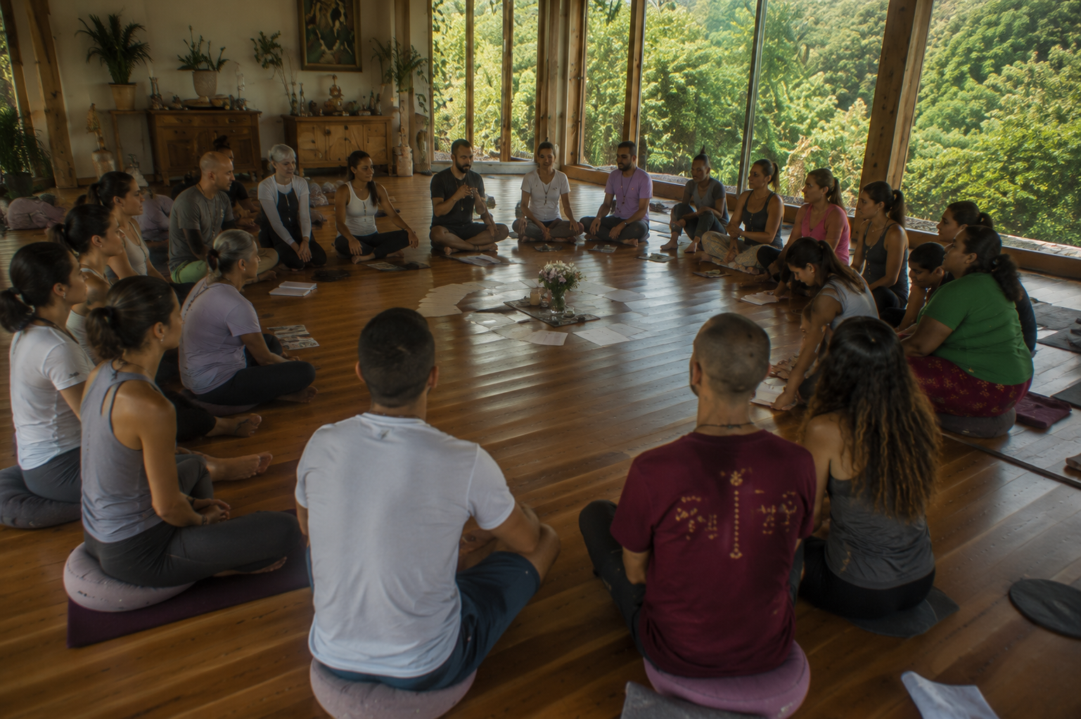 Participantes del retiro holístico de counseling disfrutando experiencias de sanación y bienestar