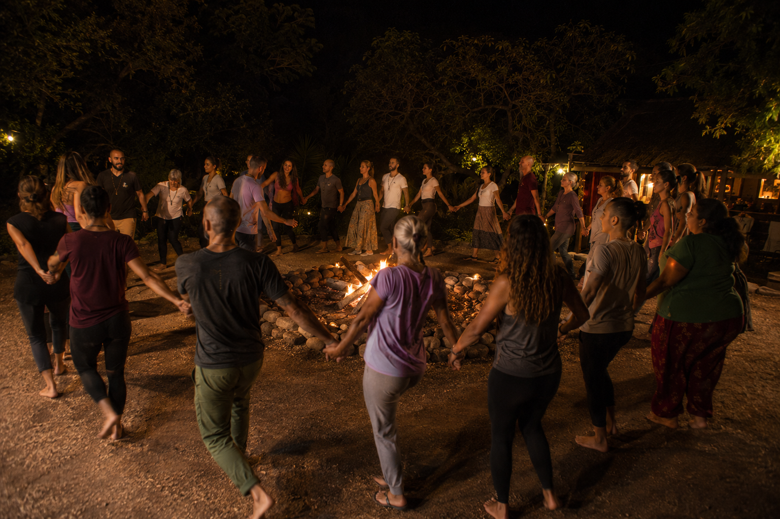 Participantes del retiro holístico de counseling disfrutando experiencias de sanación y bienestar